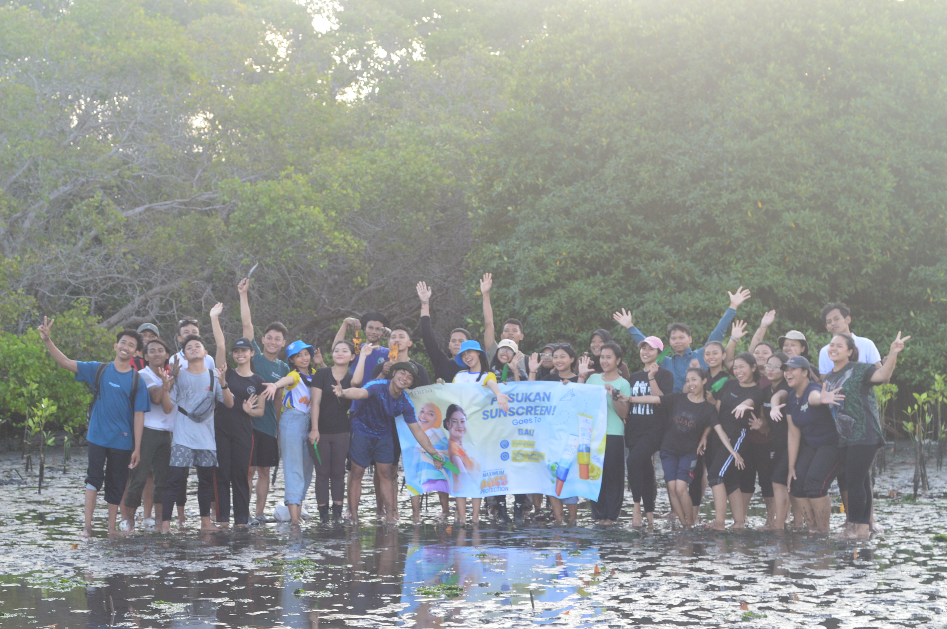 Komunitas Marine Buddies saat penanaman mangrove