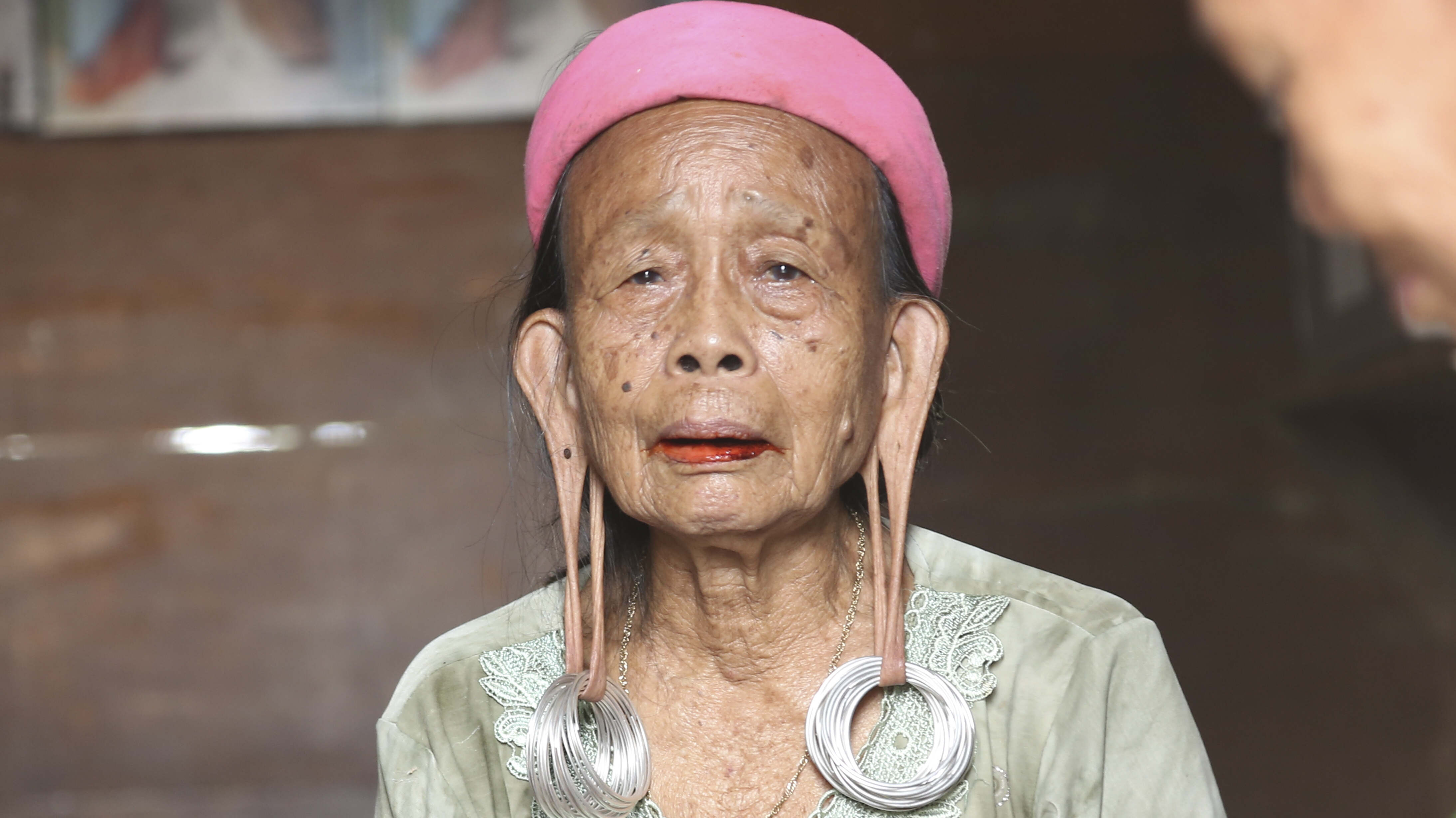 WANITA TELINGA PANJANG