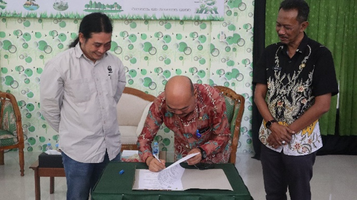 Penandatanganan Berita Acara Serah Terima Dokumen Penilaian NKT-SKT Terintegrasi pada Skala Lanskap oleh Sekda Kabupaten Sintang, 20 Oktober 2023 di Kantor Dinas Lingkungan Hidup Kabupaten Sintang.