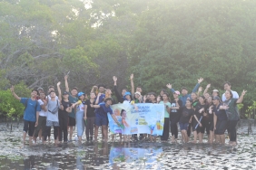 Komunitas Marine Buddies saat penanaman mangrove