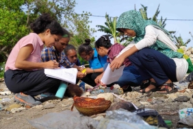 SAMPAH PLASTIK DI PANTAI KADELANG