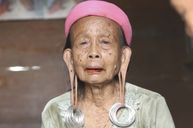 WANITA TELINGA PANJANG