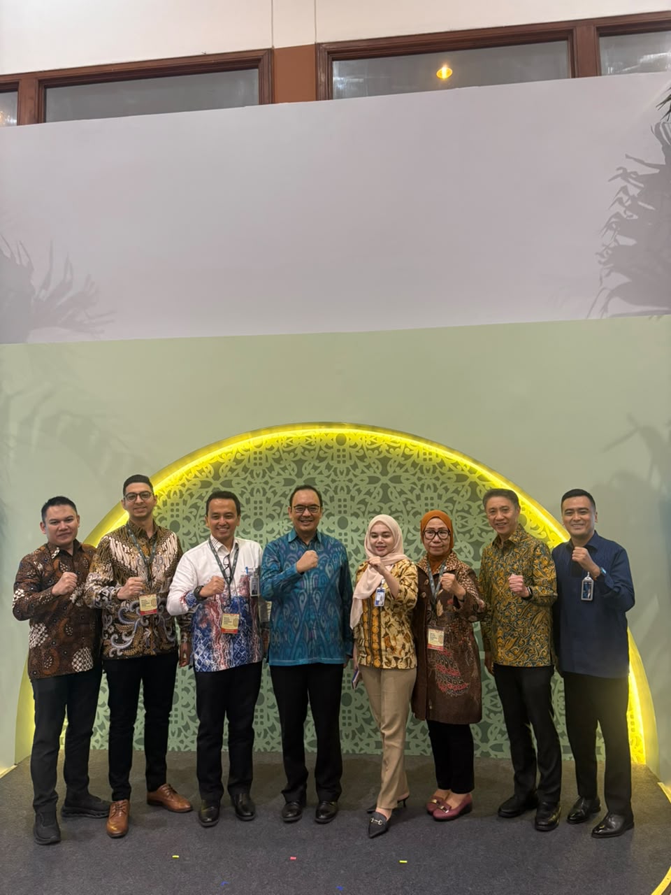 Bank Indonesia dan IKBI dalam sesi foto bersama usai penyerahan penghargaan di KKI 2026.
