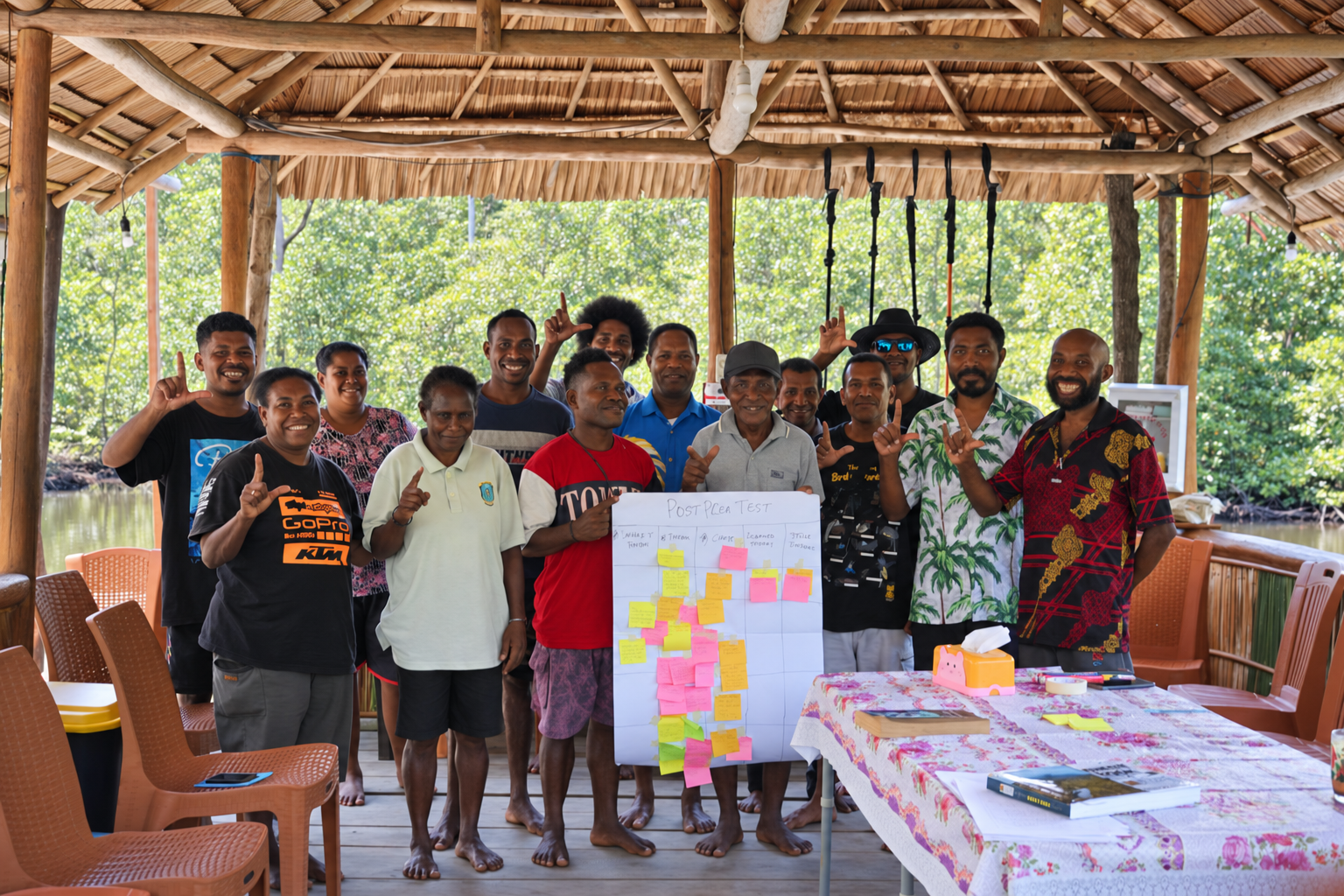 Di bawah atap restoran Saupon, selembar kertas dengan catatan berwarna merekam proses belajar bersama. Anggota Kelompok Ekowisata Toweuw Nanggouw, pengelola Saupon, dan perwakilan Dinas Pariwisata Kabupaten Tambrauw berfoto seusai penilaian awal. Di luar ruang pertemuan, hutan yang mengelilingi mereka mengingatkan pada tujuan perjalanan ini: mengembangkan penghidupan sambil menjaga tempat kehidupan itu bertumpu.