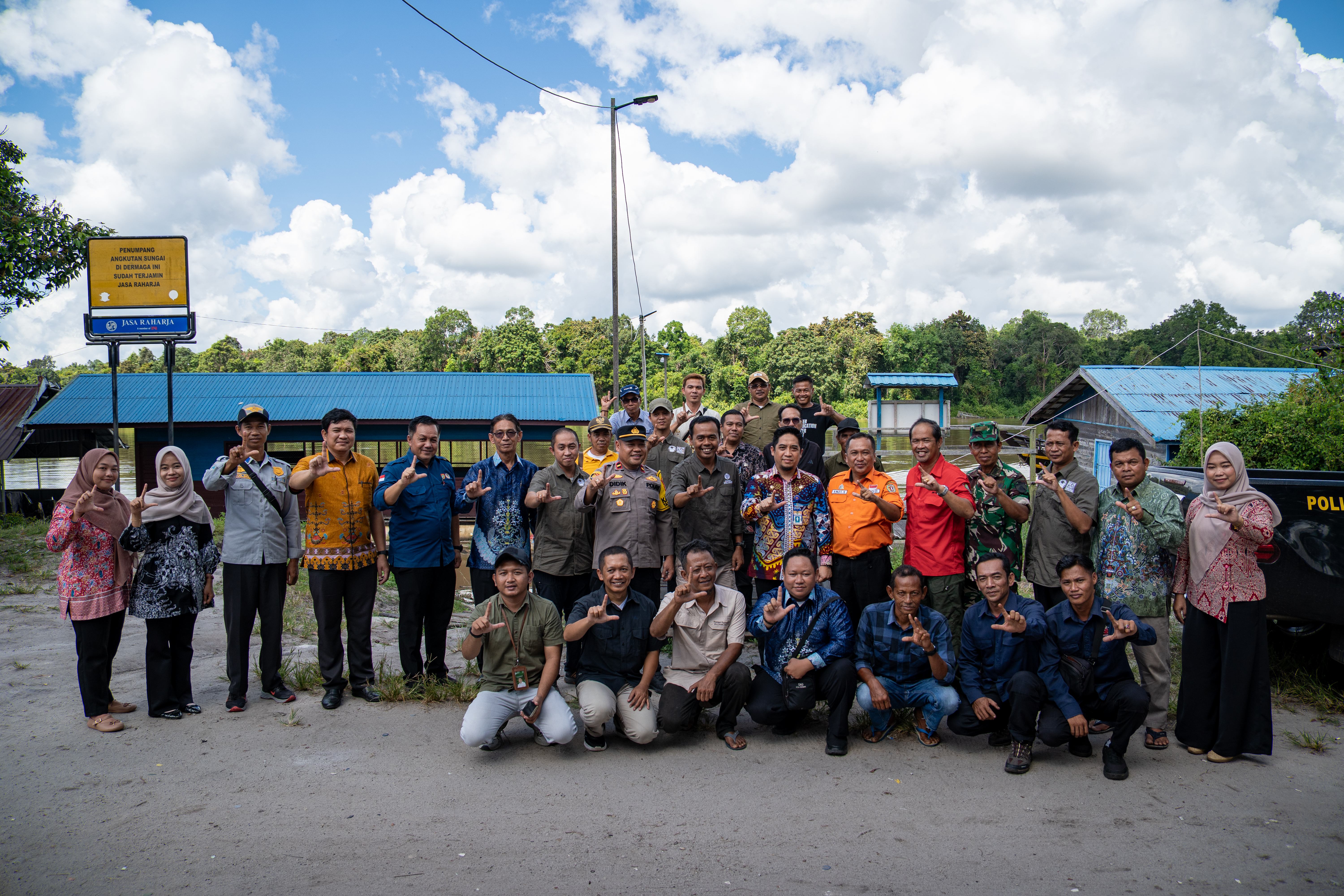 Photo 11. Participants in the June 18 event focused on the Katingan Watershed pose for a group photo.