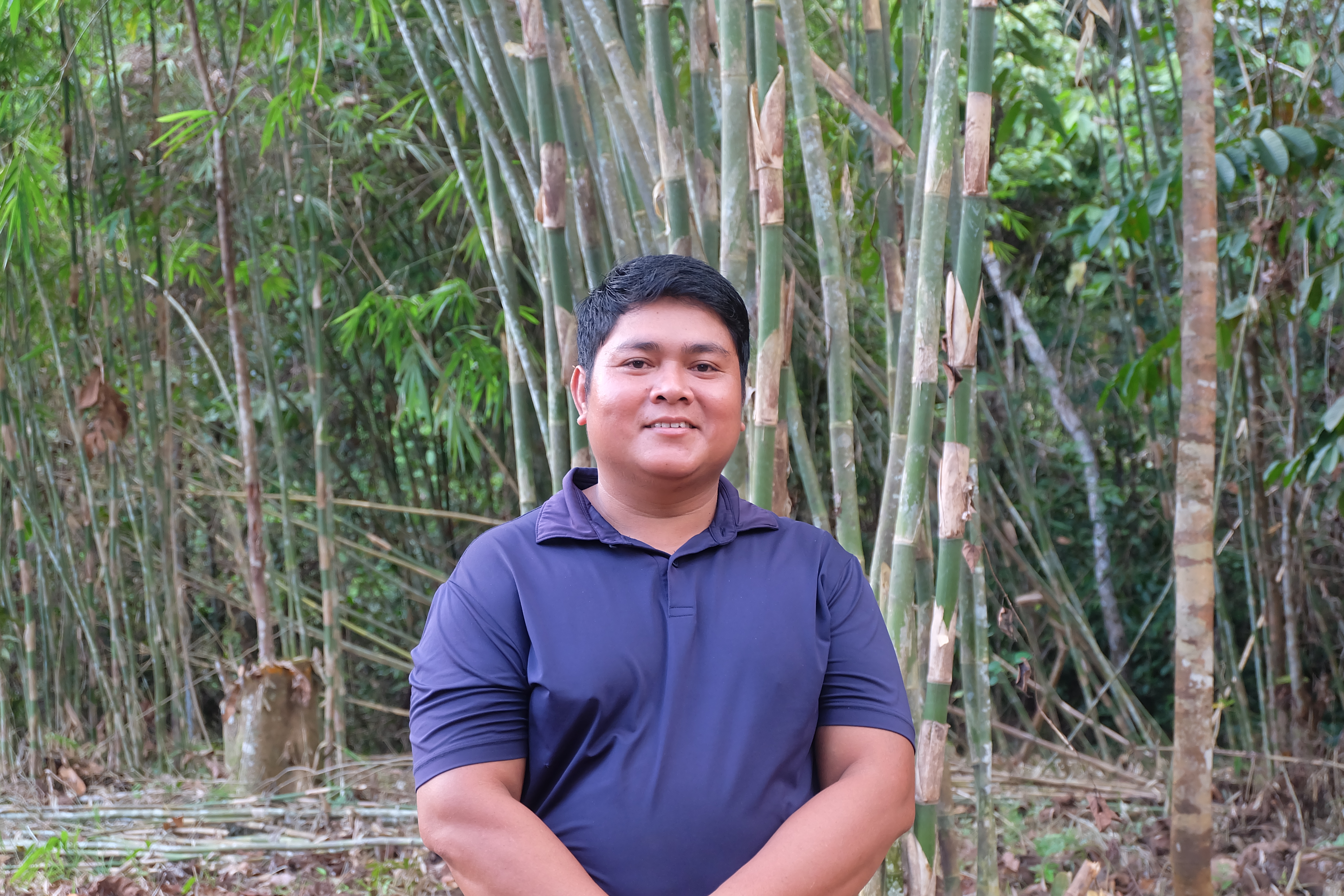 Foto 2. Sudarto bersama anggota lainnya dalam salah satu sesi patroli di Kayu Bunga (Foto oleh WWF Indonesia/Sebastianus Egi M)/Sudarto adalah kepala unit pengelolaan hutan di Kayu Bunga. (Foto oleh WWF Indonesia/Sebastianus Egi M)