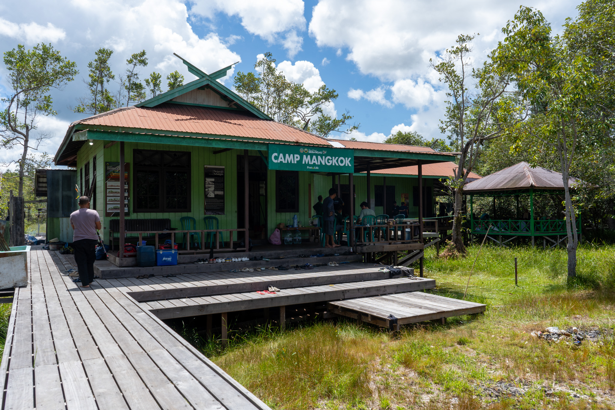 Photo 3. Camp Mangkok is one of the buildings in the Mangkok Resort Office complex, Sebangau National Park, located on a canal known as “SSI,” the result of restoration efforts carried out by Sebangau National Park together with development partners nearly two decades ago. The name “SSI” is an acronym for the name of the last company holding a Forest Management Right (HPH) that operated there, namely PT. Sanitra Sebangau Indah.