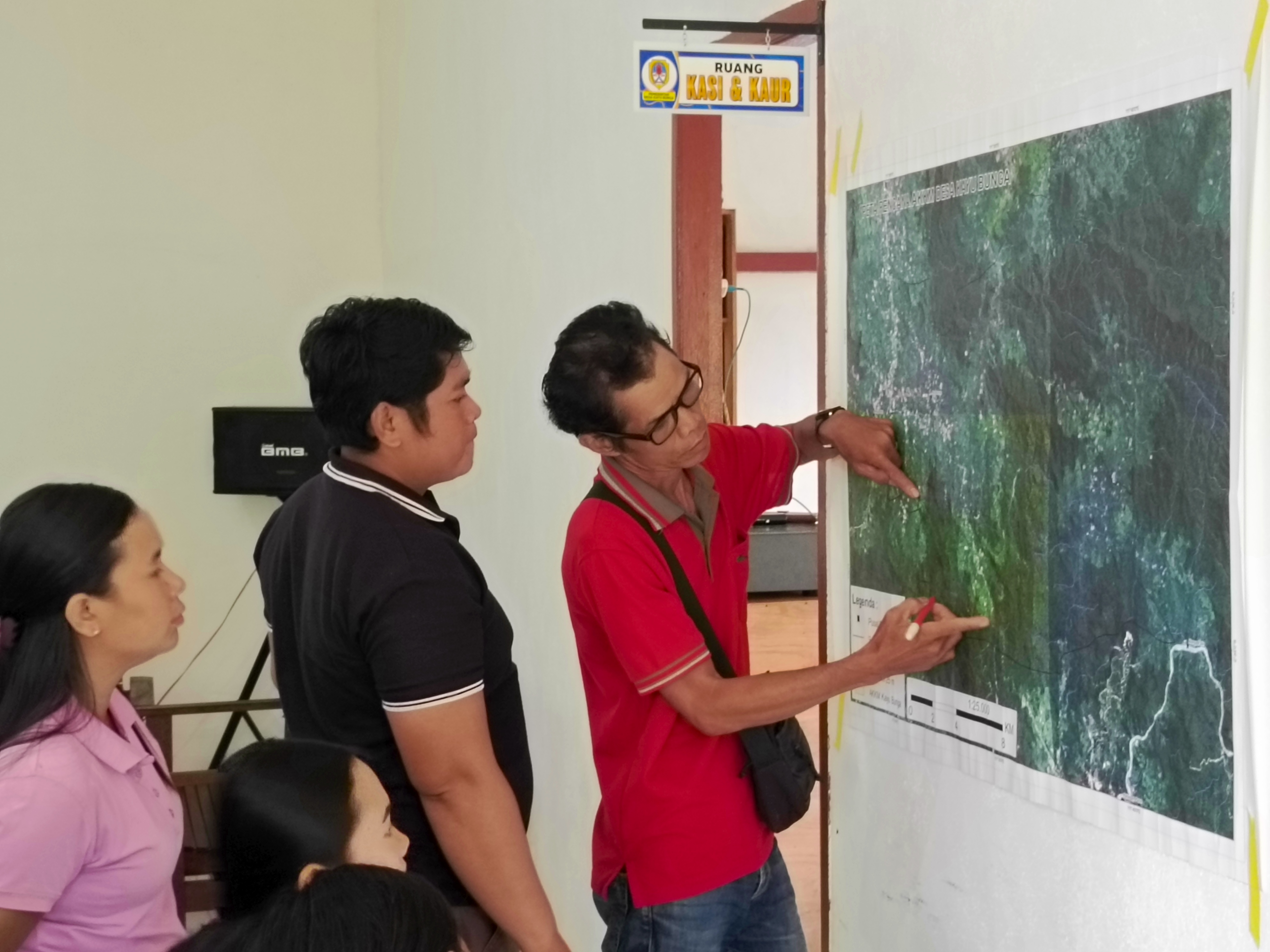Foto 3. Salah satu sesi rapat masyarakat mengenai penentuan area yang diusulkan sebagai kawasan perhutanan sosial di Desa Kayu Bunga. (Foto oleh WWF Indonesia)