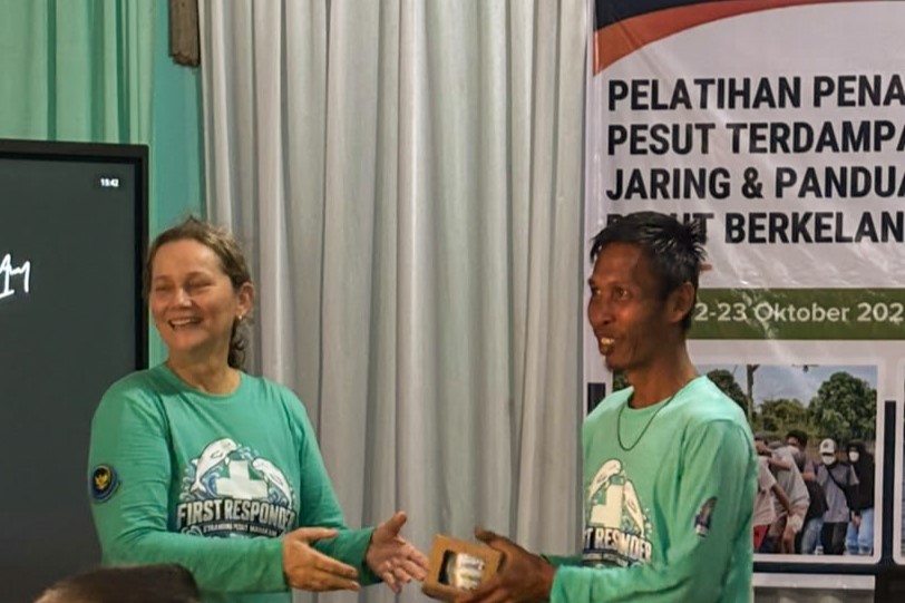 Foto 6. Al-Hadid menerima cenderamata dari Denielle Krebs selaku pelatih dari Yayasan RASI dalam kegiatan dua-hari tersebut. (Foto oleh: Roni Irfan/Kampung Minta)