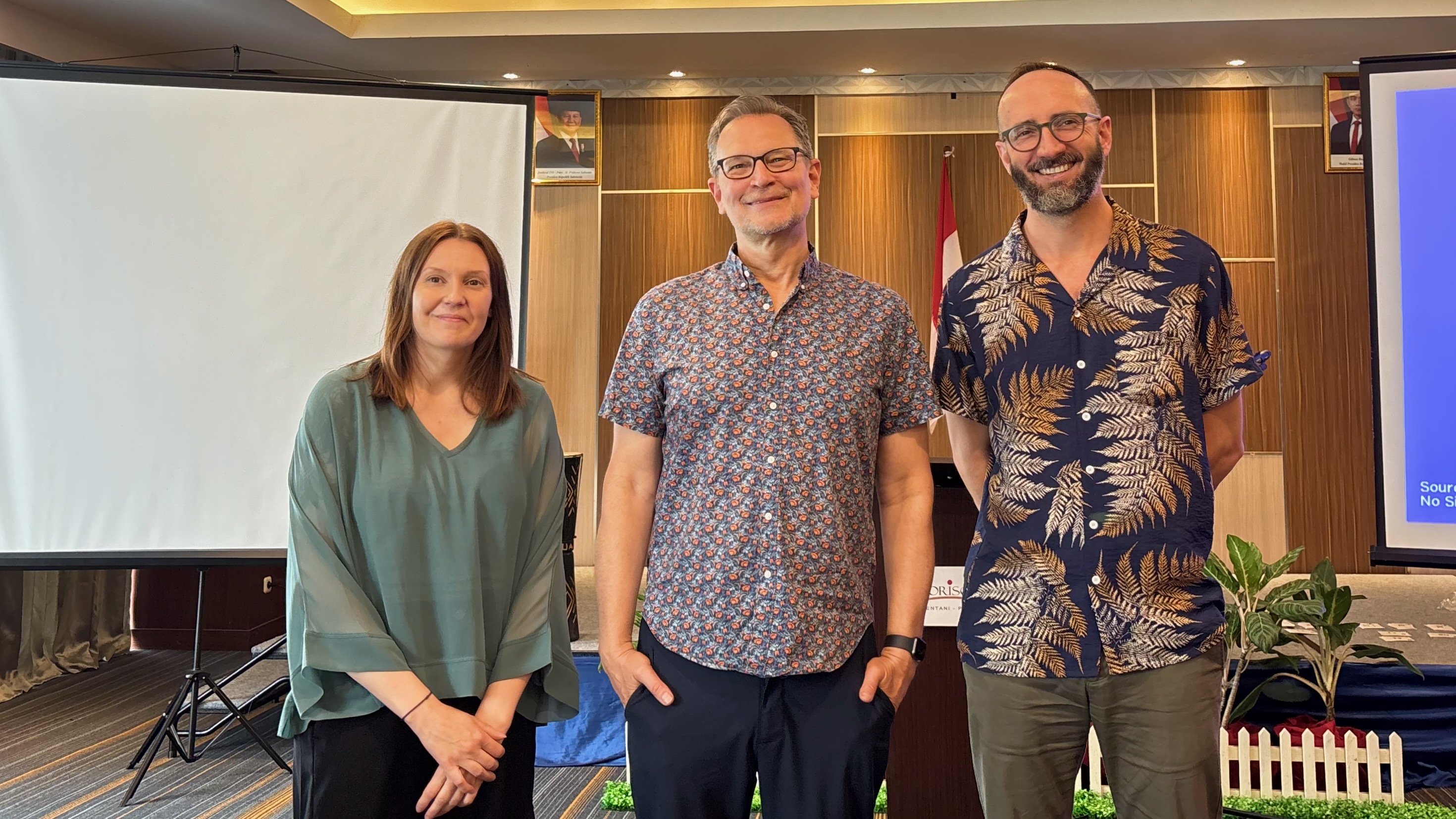 Trainer Nature-based Solutions (NbS) for Climate Adaptation and Ecosystem-based Adaptation (EbA) Henna Tanskanen dari WWF Finland, Shaun Martin dan Ryan Bartlett dari WWF US (kiri ke kanan)
