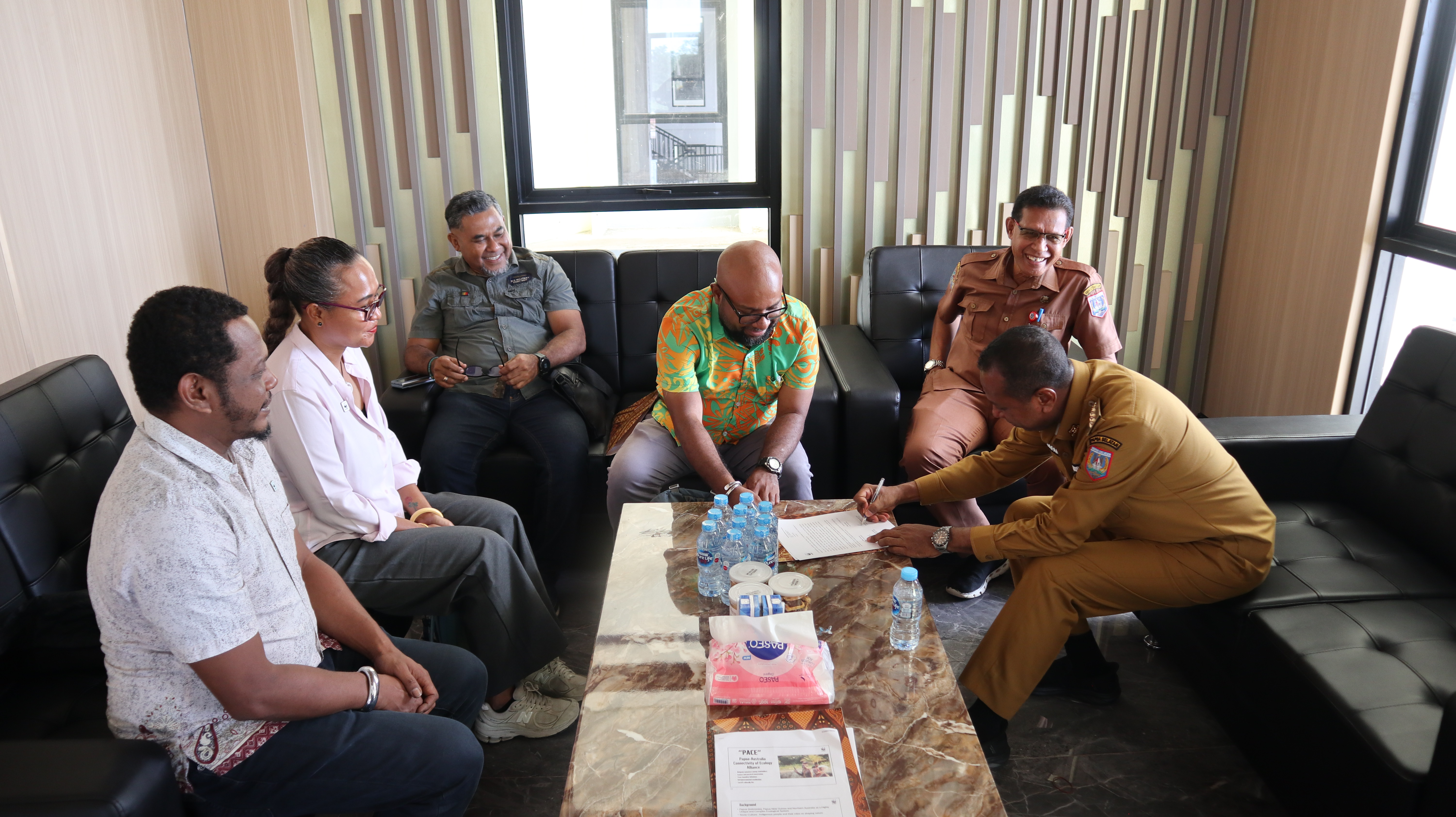 Penandatanganan Berita Acara Penyerahan 3  Policy Brief dan Draft Ranpergub PADIATAPA