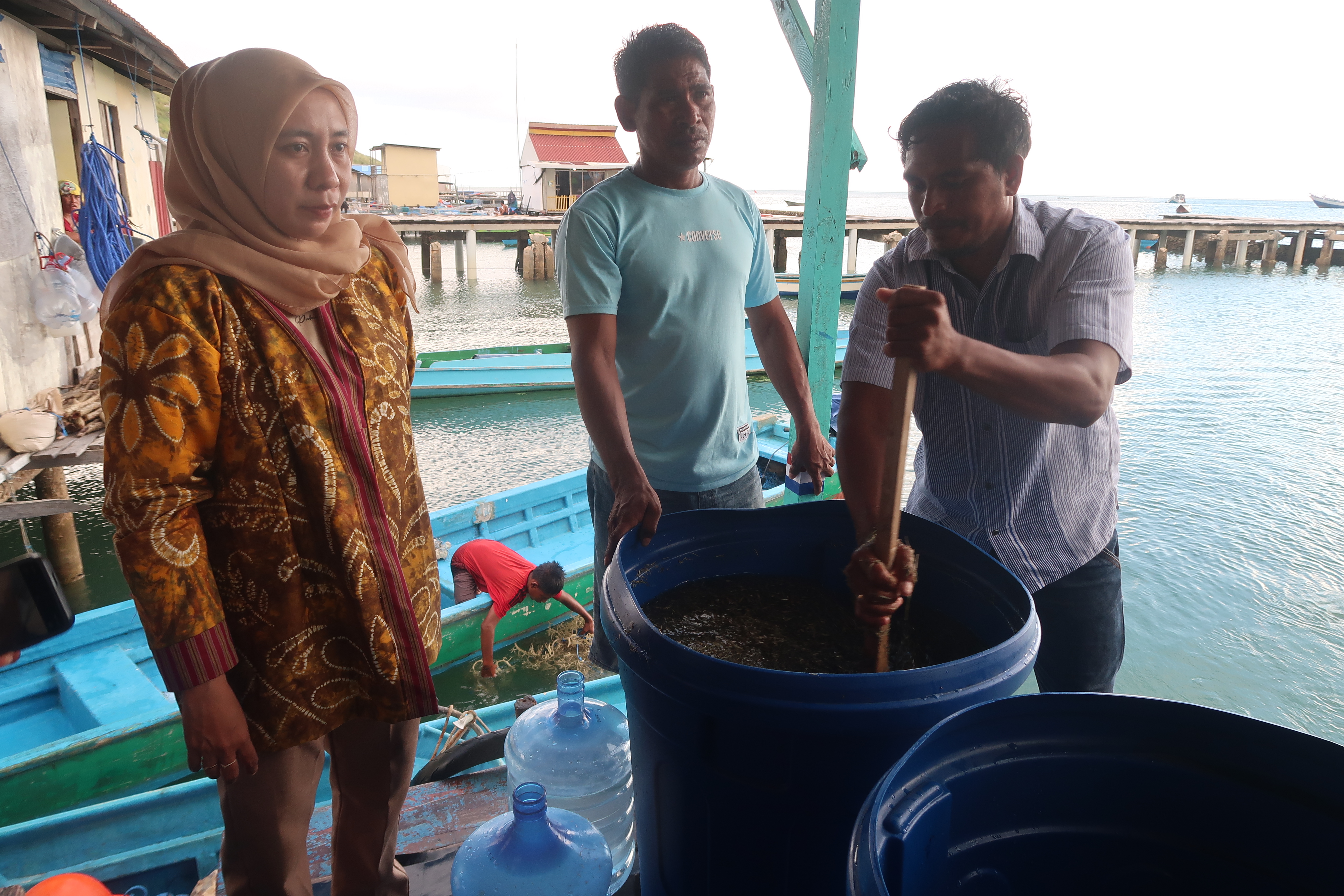 Sesi praktik dengan pencampuran bahan untuk rendaman rumput laut (kiri) dan penanaman rumput laut (kanan) Photo: ©WWF-Indonesia/ Annisa S. Aulia