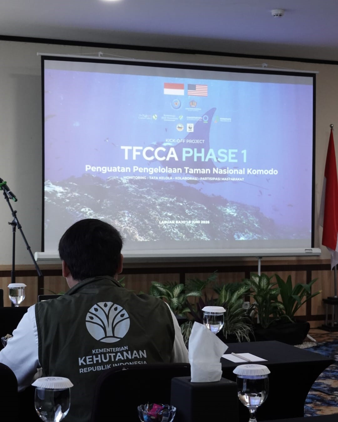 Suasana sebelum dimulainya acara Kick-off Program TFCCA Phase-1 di Ballroom hotel Zasgo, Labuan Bajo, Nusa Tenggara Timur. ©Tuah Sanjaya Ketaren/WWF-Indonesia