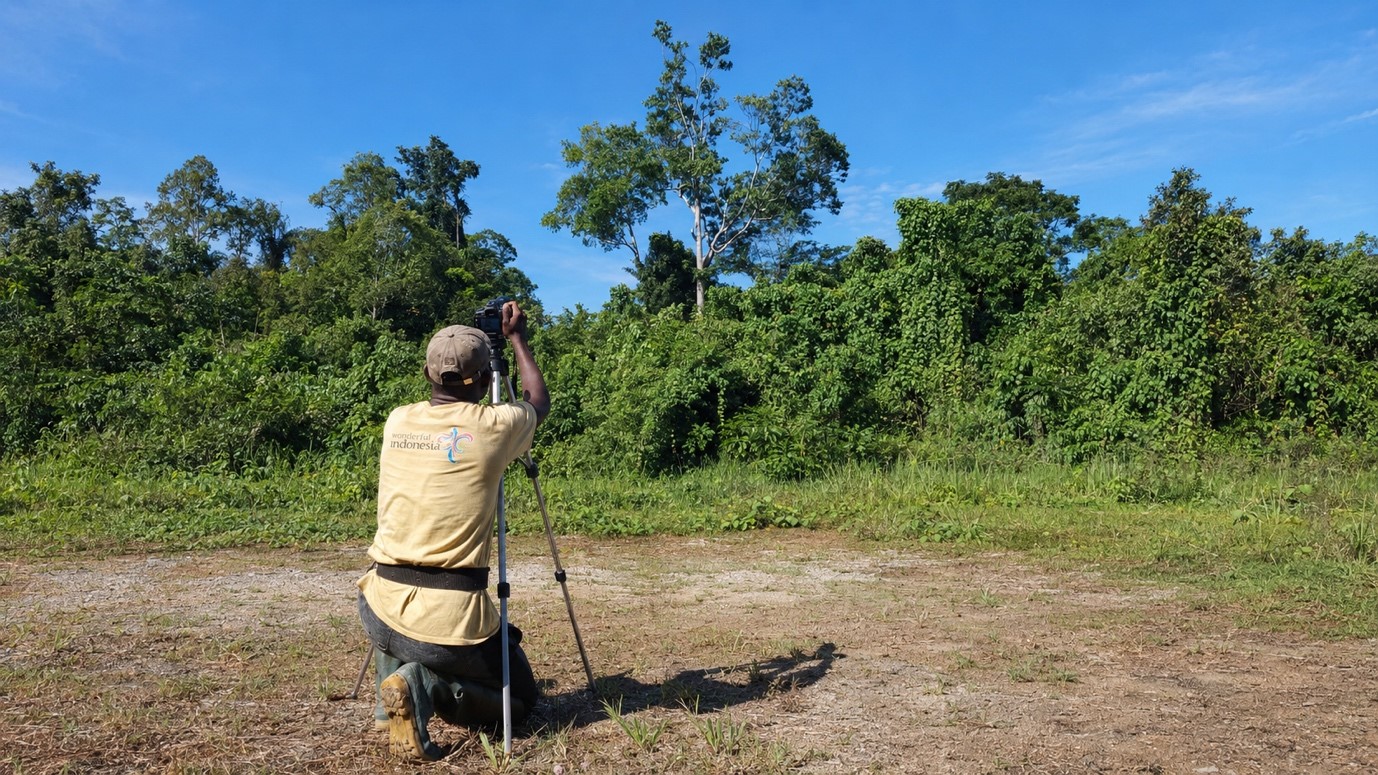 Titus sets up his camera to observe and document birds of paradise in the forest area of Nanggouw Village, Sausapor District, Tambrauw Regency. Wildlife observation activities are part of the community’s efforts to develop ecotourism while preserving Papua’s birds of paradise in their natural habitat.
