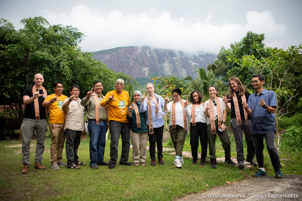 Perwakilan WWF-Indonesia dan HSBC Global
