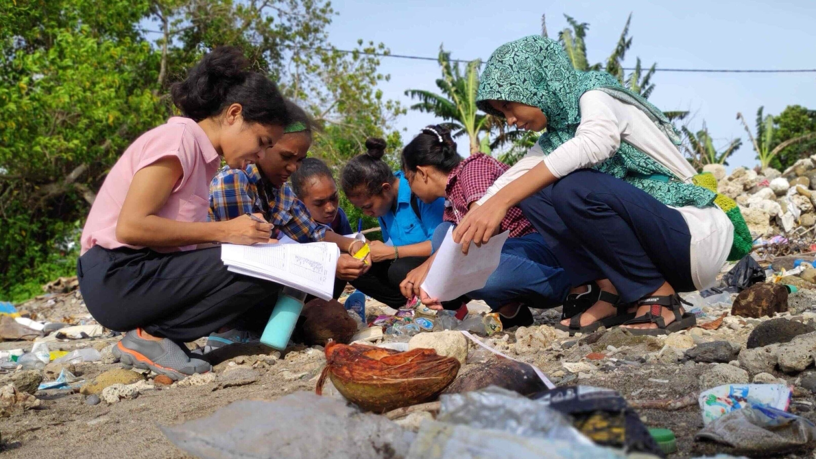 SAMPAH PLASTIK DI PANTAI KADELANG